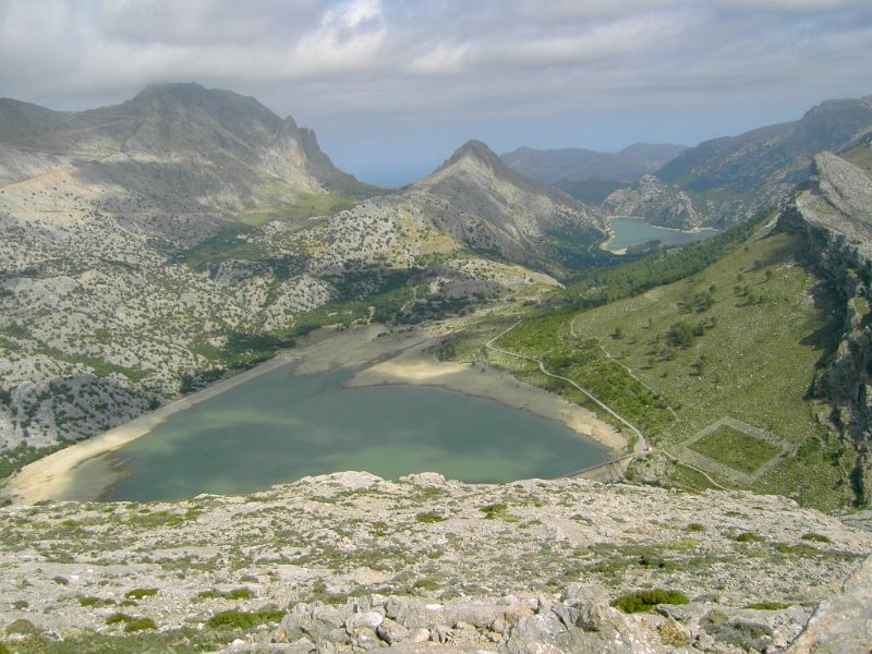 ziemlich_leere_Wasserspeicher.jpg - Mallorca-Wanderungen - 16.10.2009 Drei-Gipfel-Tour  vom Rateta - ziemlich leere Speicher  