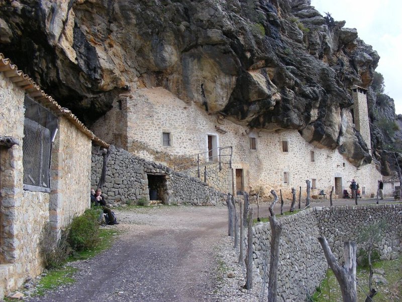 100314_Hoehlenhaeuser_A.jpg - Mallorca-Wanderungen - 14.03.2010 Sonntagswanderung (Puig Roig)  vom Rundweg - Höhlenhäuser (A)