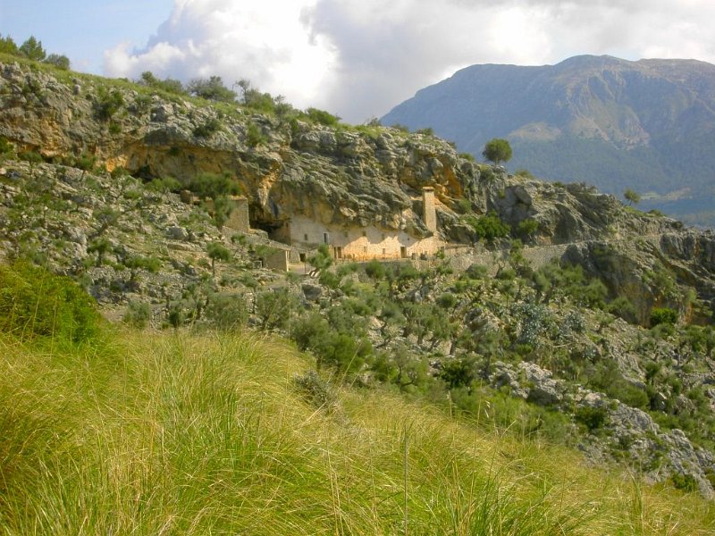 101024_Felshaeuser_PuigRoig.jpg - Mallorca-Wanderungen - 24.10.2010 Sonntagswanderung  vom Rundweg - Felshäuser