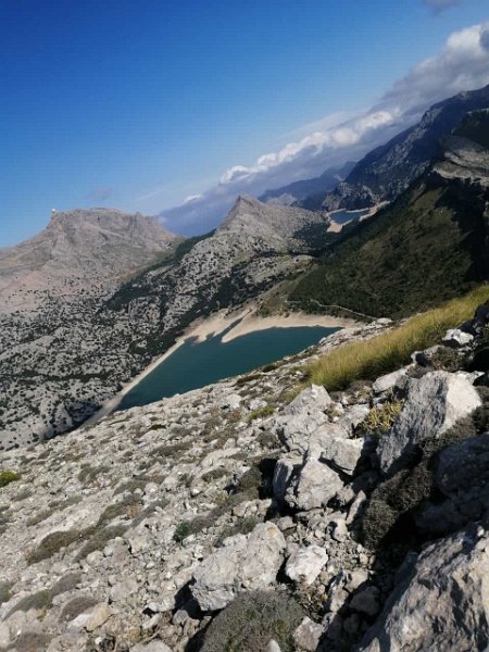 IMG-20211021-WA0003.jpg - Mallorca-Wanderungen - 21.10.2021 Sa Rateta   vom Gipfel: die beiden Stauseen, hinten Gorg Blau, vorne Cúber   links Puig Major, daneben Ses Vinyes