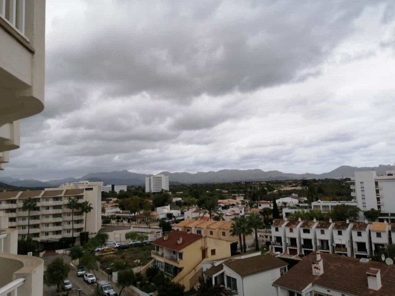 IMG-20211022-WA0002.jpg - Mallorca-Wanderungen - 22.10.2021 Can Picafort (70 Hm, 19k)  vom Hotelbalkon: die Berge in Wolken