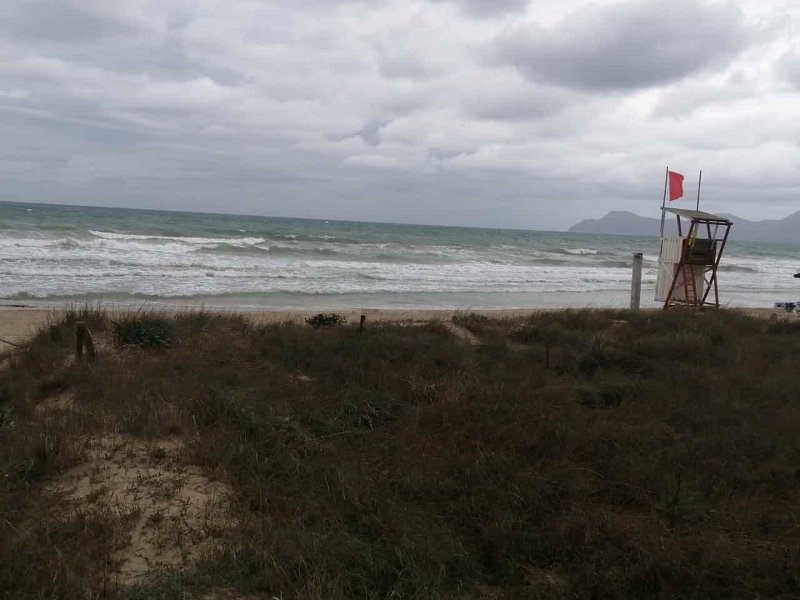 IMG-20211022-WA0012.jpg - Mallorca-Wanderungen - 22.10.2021 Can Picafort   am Strand von Can Picafort: die rote Fahne weht 