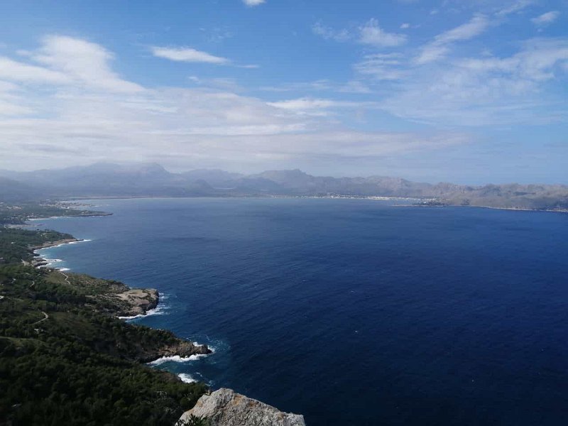 IMG-20211023-WA0009.jpg - Mallorca-Wanderungen - 23.10.2021 Penya del Migdia   vom Gipfel: Bucht von Pollenca