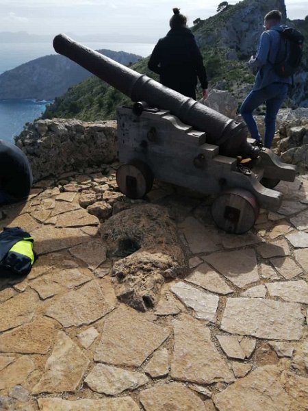 IMG-20211023-WA0011.jpg - Mallorca-Wanderungen - 23.10.2021 Penya del Migdia   am Gipfel: Kanone