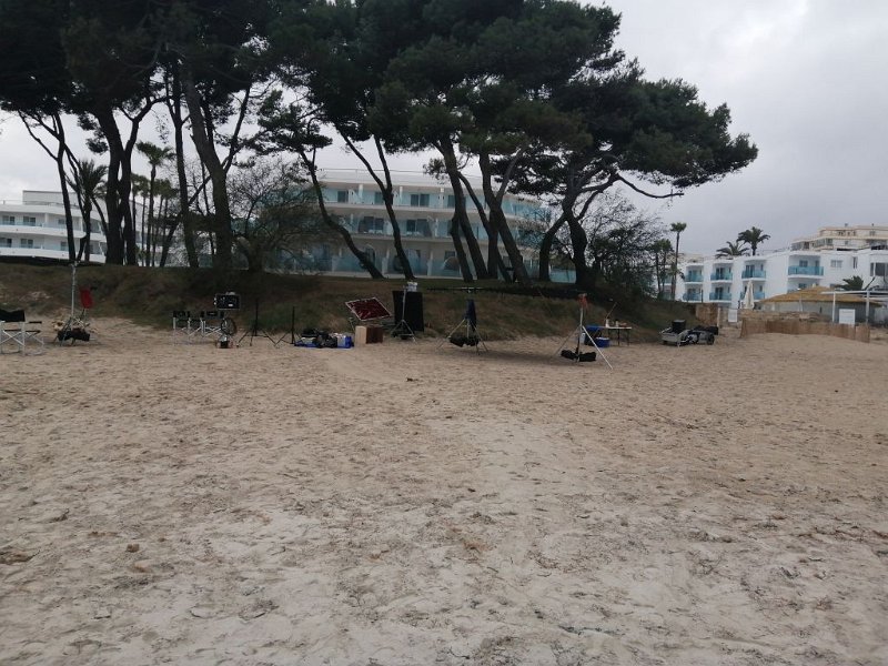 220324_Filmset.jpg - Mallorca-Wanderungen - 24.03.2022 Strandwanderung nach S'Oberta (20 Hm, 20k)  Filmset am Strand
