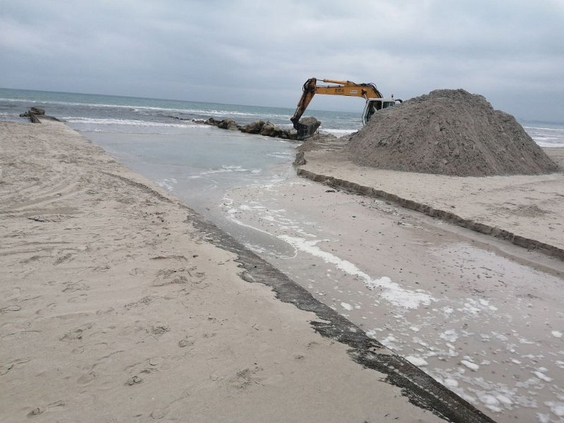 220324_Sand-Baggerung.jpg - Mallorca-Wanderungen - 24.03.2022 Strandwanderung nach S'Oberta (20 Hm, 20k)  Baggerung des verstopften See-Abflusses L' Estany gran