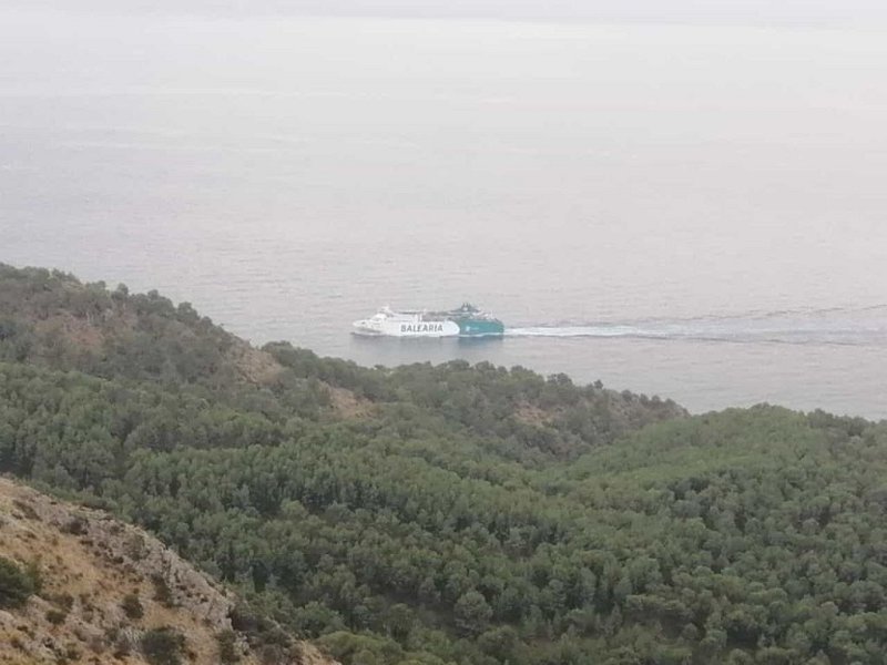 221007_Faehre_Balearia.jpg - Mallorca-Wanderungen Oktober 2022 - 07.10.22 - Talaia d' Alcudia   Fähre von Balearia (vermutlich nach Barcelona)