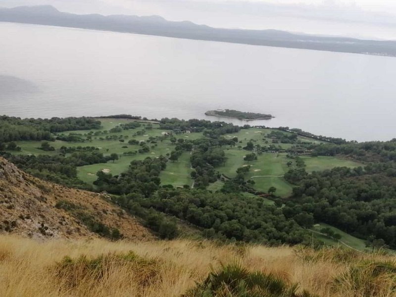 221007_Golfplatz.jpg - Mallorca-Wanderungen Oktober 2022 - 07.10.22 - Talaia d' Alcúdia   Golfplatz mit Insel [19k, 10 km, 400 Hm]