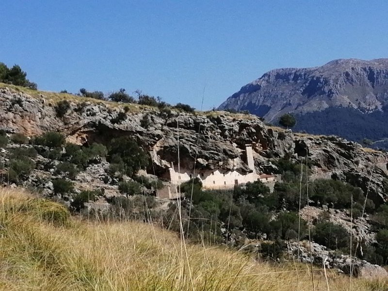 221009_Hoehlenhaeuser.jpg - Mallorca-Wanderungen Oktober 2022 - 09.10.22 - Sonntagswanderung   Höhlenhäuser 