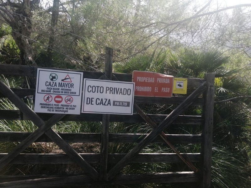 221023_Abschreckung.jpg - Mallorca-Wanderungen Oktober 2022 - 23.10.22 - Coll d' Ariant     Abschreckung vor der Benutzung dieses Abstieges