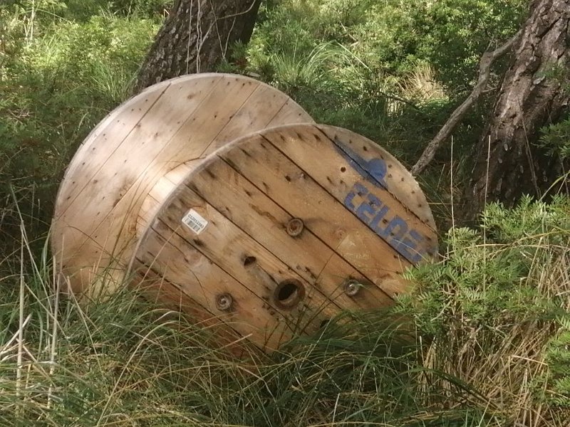 221023_Kabeltrommel.jpg - Mallorca-Wanderungen Oktober 2022 - 23.10.22 - Coll d' Ariant     Telefonkabel verlegt und Trommel liegen gelassen