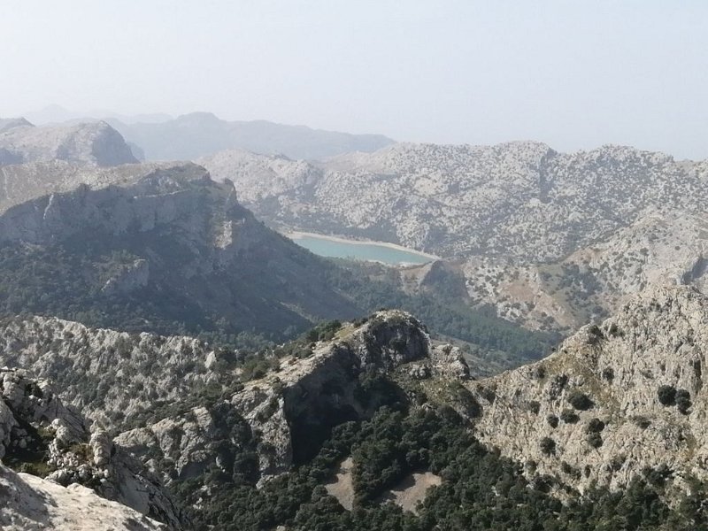 221024_Cuber.jpg - Mallorca-Wanderungen Oktober 2022 - 24.10.22 - Massanella     Stausee Cúber vom Aufstieg (26k, 12km, 790Hm)