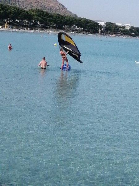 221025_Freewing.jpg - Mallorca-Wanderungen Oktober 2022 - 25.10.22 - Strandwanderung nach S' Oberta     Freewing=bewegliche Segel (oder Segel to go)