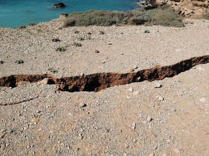 IMG-20230315-WA0010.jpeg - Mallorca-Wanderungen - 15.03.2023 Sa Talaia Morela  auf dem Rückweg ein Spalt, hier wird das Ufer abbrechen  