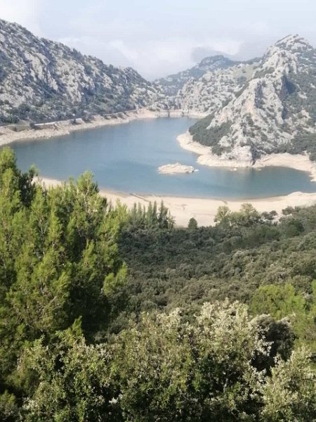 231014_Gorg_Blau.jpg - Mallorca-Wanderungen Oktober 2023 - 14.10.23 - Um den Tossals Verds  Stausee Gorg Blau