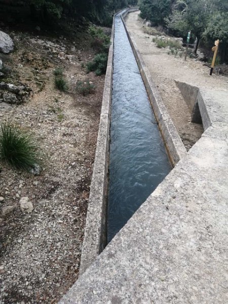 231014_Kanal.jpg - Mallorca-Wanderungen Oktober 2023 - 14.10.23 - Um den Tossals Verds  Wasser-Kanal