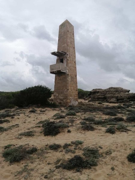 231016_Saeule_Balkon.jpg - Mallorca-Wanderungen Oktober 2023 - 16.10.23 - zum Turó de na Moixa  Säule mit Balkon