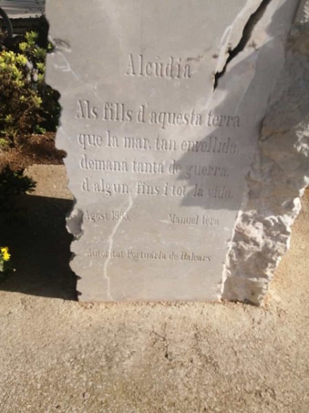 231017_Denkmal.jpg - Mallorca-Wanderungen Oktober 2023 - 17.10.23 - Alcanada  Denkmal  Übersetzung; An die Kinder dieses Landes, das Meer, so alt verlangt so viel Krieg, letztendlich, auch alles Leben.