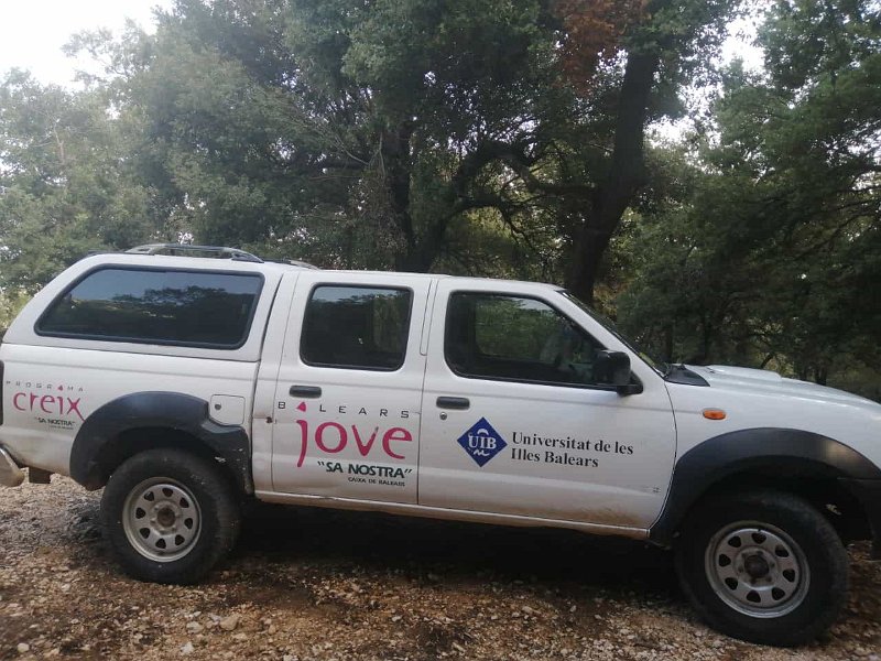 231018_Uni.jpg - Mallorca-Wanderungen Oktober 2023 - 18.10.23 - Massanella  (850 Hm, 24k)  Fahrzeug der Universität mit Werbung der Sparkasse (SA NOSTRA)