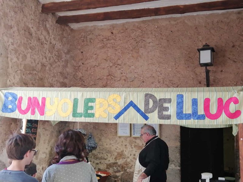 231022_Bunyoles.jpg - Mallorca-Wanderungen Oktober 2023 - 22.10.23 - Cosconar   Verkauf von Bunyoles am Kloster Lluc