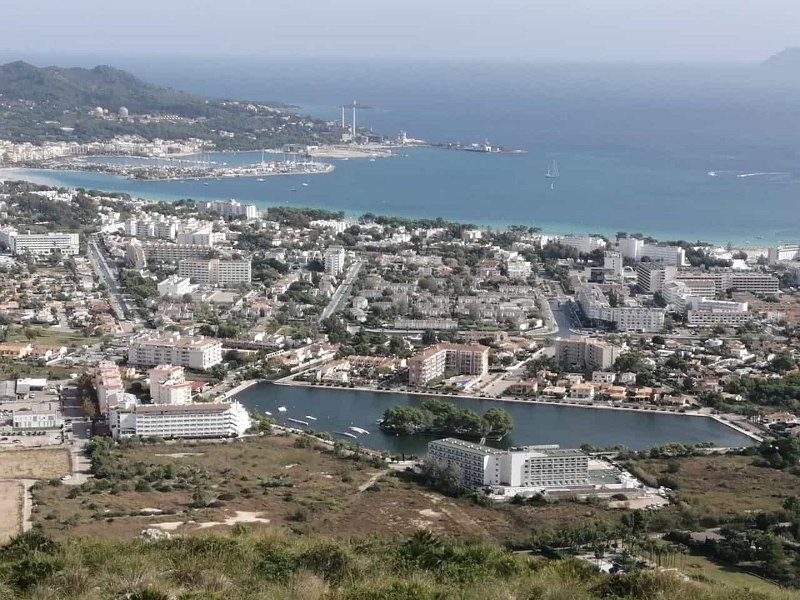 231023_Alcudia.jpg - Mallorca-Wanderungen Oktober 2023 - 23.10.23 - Puig Sant Marti   Bucht von Alcúdia (vom Gipfel) 