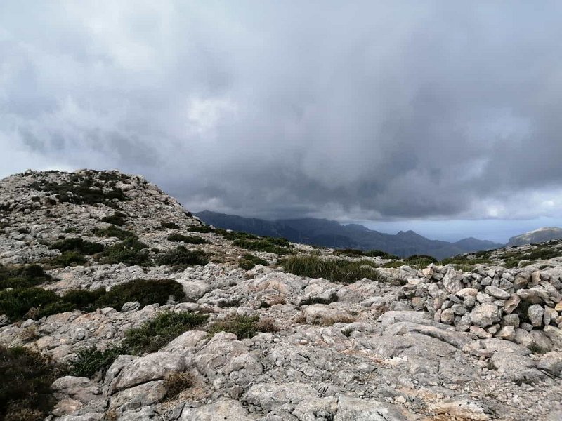 231024_Westen.jpg - Mallorca-Wanderungen Oktober 2023 - 24.10.23 - Puig Tomir mit Umrundung  Blick Richtung Westen (vom Gipfel) 