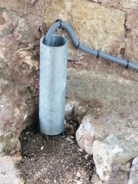 240307_Wasserstand.jpg - Mallorca-Wanderungen März 2024 - 07.03.24 - Binifaldo   Wasserstandsmessung am March (Drucksonde?)