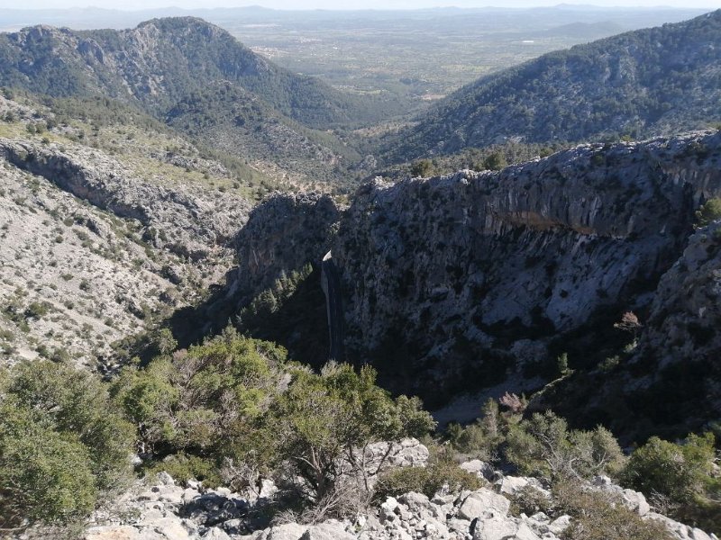 240308_MA2130.jpg - Mallorca-Wanderungen März 2024 - 08.03.24 - Galileu abgebrochen  (210 Hm, 11k)  unten Straße Lluc-Caimari, hinten Mitte Talausgang Binibona