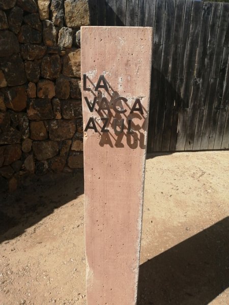 240311_Blaue_Kuh.jpg - Mallorca-Wanderungen März 2024 - 11.03.24 - um den Vaume  Anwesen mit dem Namen "Die blaue Kuh" (ich kenne nur die lila Kuh)