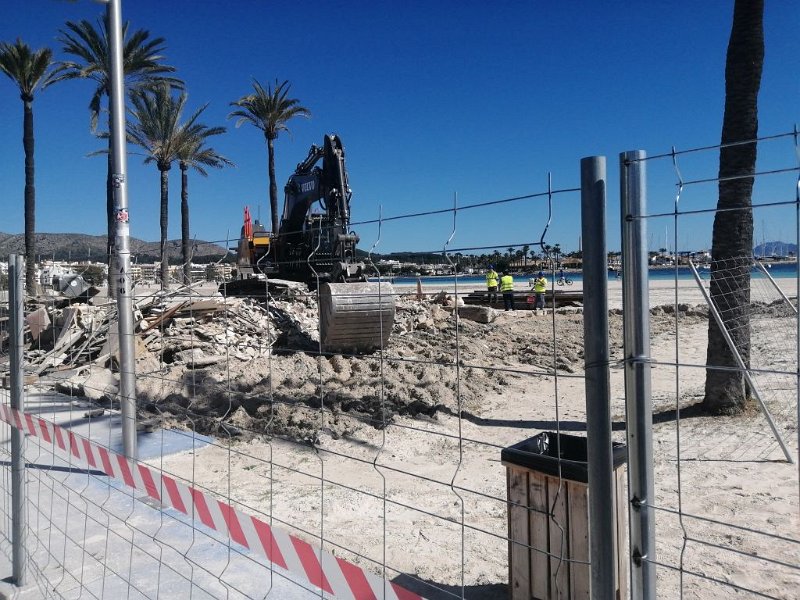 240313_Abriss.jpg - Mallorca-Wanderungen März 2024 - 13.03.24 - Strandwanderung bis S' Oberta  (20 Hm, 17k Schritte) Abriss vom Balneario wird abtransportiert  