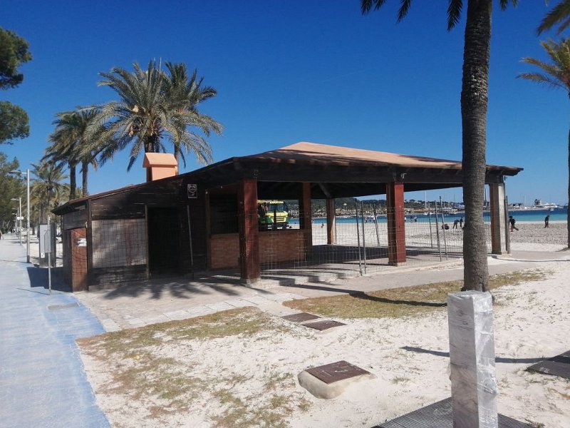 240313_Balneario.jpg - Mallorca-Wanderungen März 2024 - 13.03.24 - Strandwanderung bis S' Oberta   Das nächste Balneario ist für den Abriss vorbereitet  Wenn alle Balnearios auf Mallorca entfernt werden, gibt es keinen Ballermann  Denn Ballermann ist eine Verballhornung von Balneario 