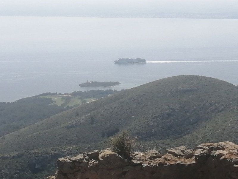 240315_Schiff.jpg - Mallorca-Wanderungen März 2024 - 15.03.24 - Talaia d' Alcúdia   Schiff passiert die Insel (vom Talaia)