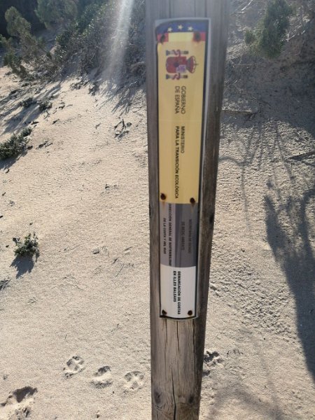 240316_Marke_Kueste.jpg - Mallorca-Wanderungen März 2024 - 16.03.24 - Strandwanderung Son Bauló - Son Serra de Marina   Küstenmarkierung (alle Behörden haben sich verewigt) 