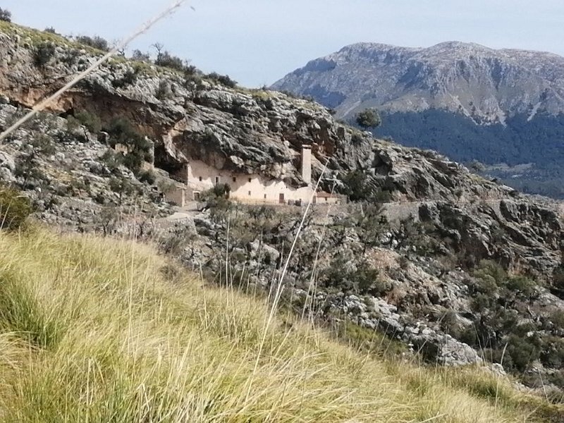 240317_Cosconar.jpg - Mallorca-Wanderungen März 2024 - 17.03.24 - Sonntagswanderung um den Puig Roig  Cosconar (Höhlenhäuser)