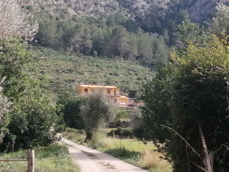 240319_Haus_gelb_unten.jpg - Mallorca-Wanderungen März 2024 - 19.03.24 - Fartaritx-Ninot   Gelbes Haus von der anderen Seite