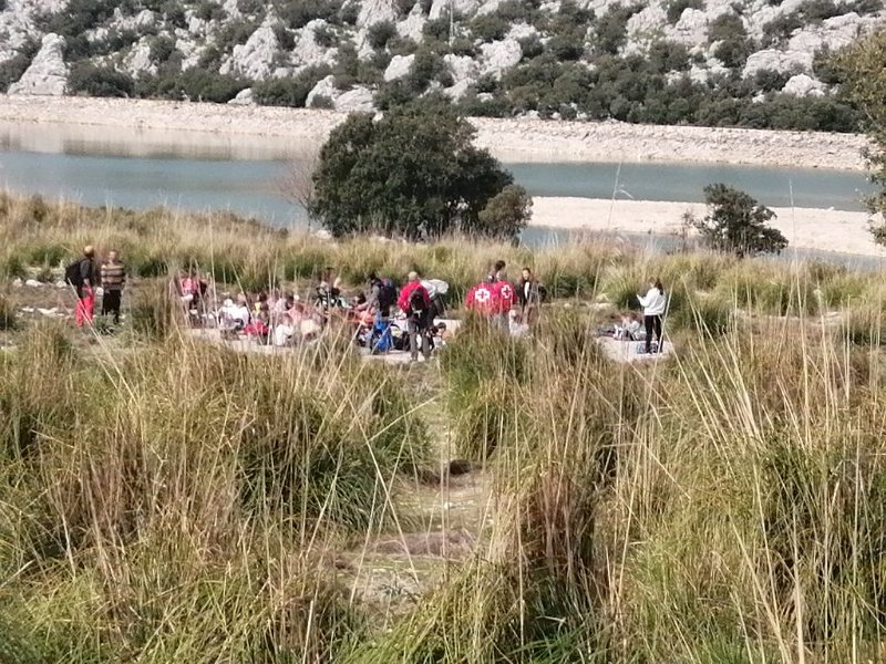 240320_Klassenausflug.jpg - Mallorca-Wanderungen März 2024 - 20.03.24 - L' Ofre  (340 Hm, 21k Schritte) Schulausflug auf dem Hubschrauber-Landeplatz