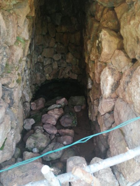 240321_Quelle_innen.jpg - Mallorca-Wanderungen März 2024 - 21.03.24 - Mortitx  (290 Hm, 14k Schritte) Quelle bei Ariant 