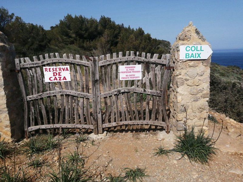 240322_kein_Durchgang.jpg - Mallorca-Wanderungen März 2024 - 22.03.24 - Küste Alcanella   da ist kein Weiterkommen, komoot gemeldet 