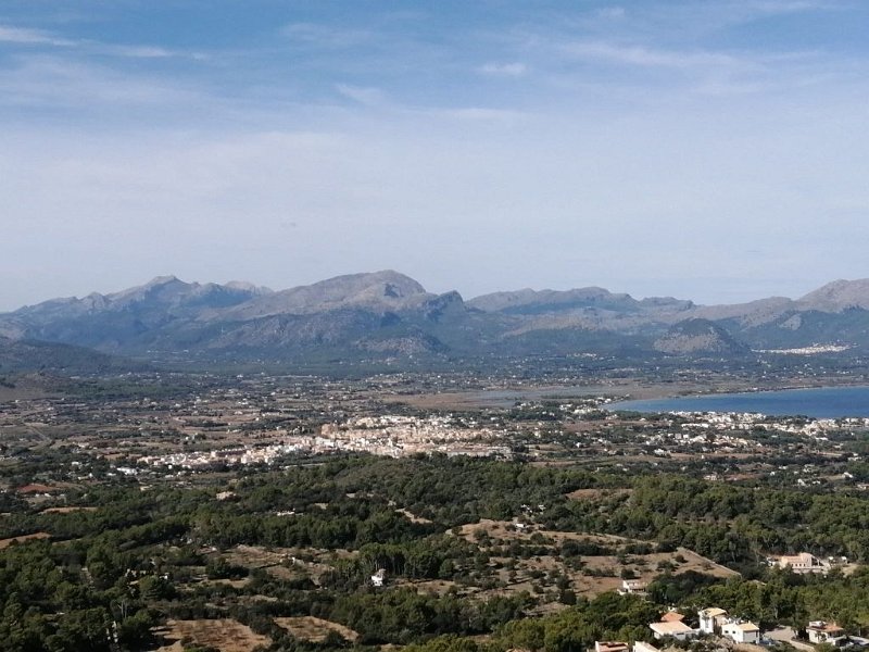 241012_Berge.jpg - Mallorca-Wanderungen Oktober 2024 - 12.10.24 - Talaia d' Alcúdia  (430 Hm, 19k, 10 km)  links Massanella, rechts Tomir, dazwischen weiter hinten Puig Major