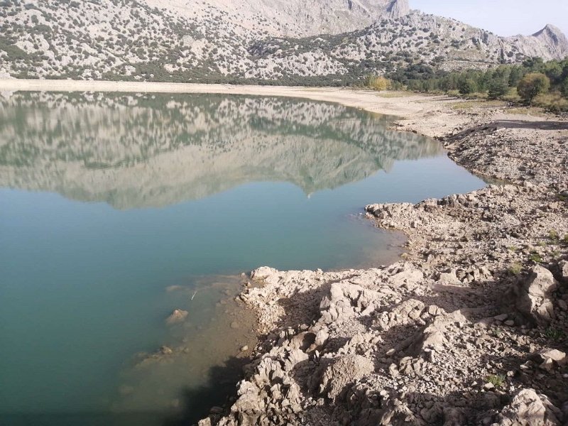 241013_Cuber.jpg - Mallorca-Wanderungen Oktober 2024 - 13.10.24 - Es Barrancons  (440 Hm, 25k, 12 km)  Ganz wenig Wasser im Cúber