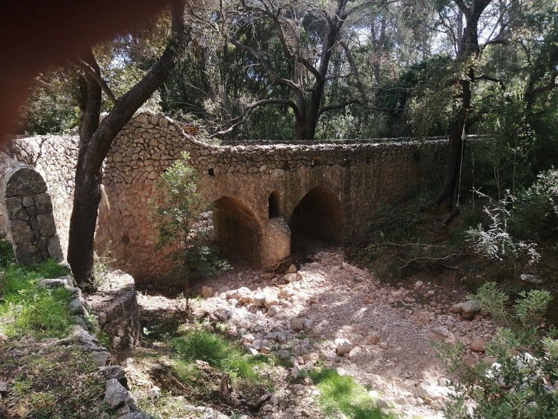 241017_Bruecke.jpg - Mallorca-Wanderungen Oktober 2024 - 17.10.24 - Tornelles  (310 Hm, 27k, 13 km)  Brücke über den torrent camps