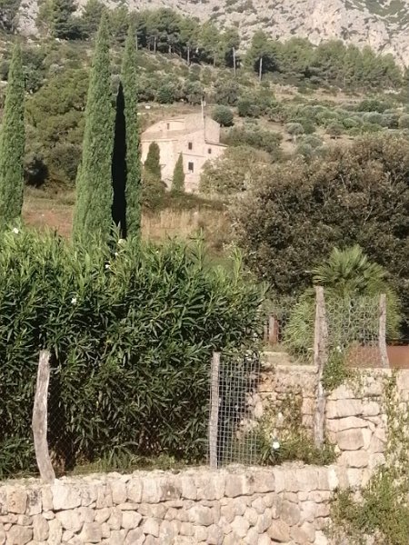 241017_Ses_cases.jpg - Mallorca-Wanderungen Oktober 2024 - 17.10.24 - Tornelles  (310 Hm, 27k, 13 km)  "Ses Cases" das größte Gebäude