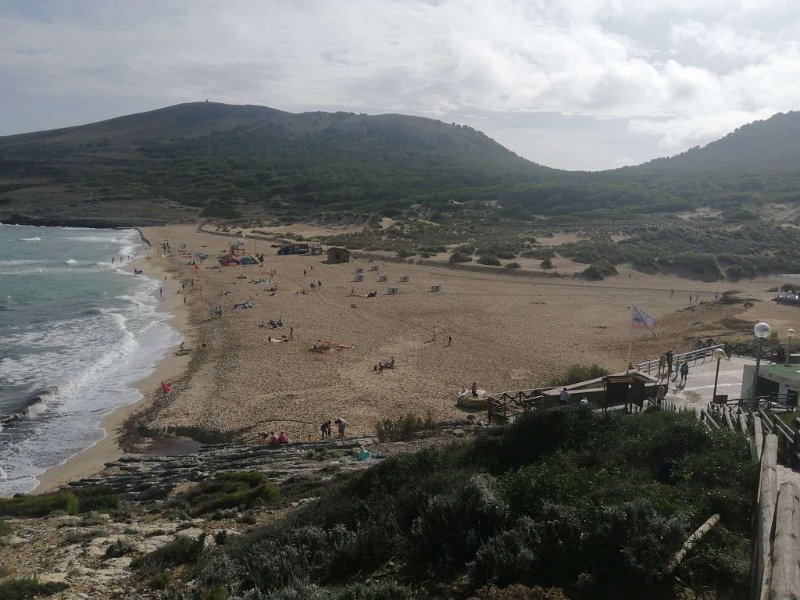 241028_Strand_oben.jpg - Mallorca-Wanderungen Oktober 2024 - 28.10.24 - Cala Mesquida - Torre d'Albarca  (230 Hm, 23k, 13 km)   Strand von Cala Mesquida von weiter oben