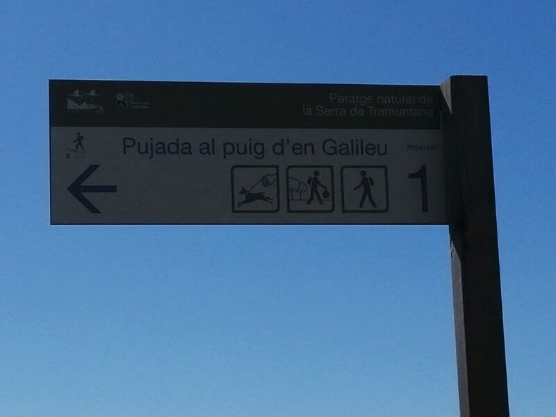 250401_PujadaGalileu.jpg - Mallorca-Wanderungen März 2025 - 01.04.25 - Galileu   Neues Schild "Pujada al puig d'en Galileu" ( Aufstieg zum Gipfel Galileu ) 