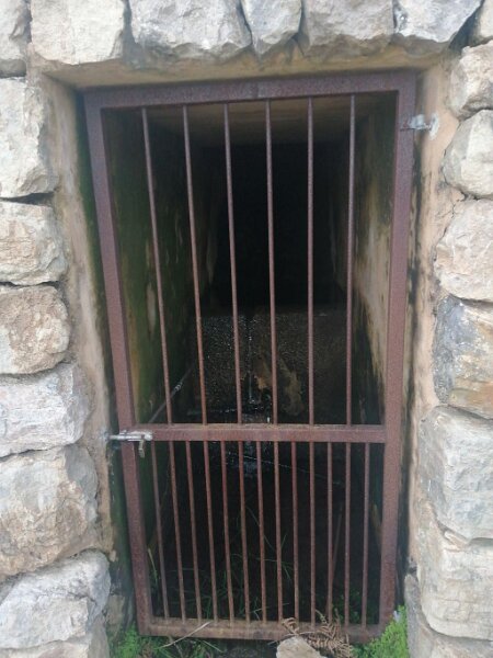 250404_Quelle.jpg - Mallorca-Wanderungen März 2025 - 04.04.25 - Femenia   Quelle zur Wasserversorgung des Anwesens Femenia