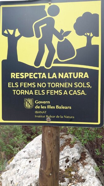 251007_Muell.jpg - Mallorca-Wanderungen Oktober 2025 - 07.10.25 - Binifaldo  (190 Hm, 7 km, 14k)  Tafel an einem Campingplatz (zweite Zeile: der Müll kehrt nicht selbst zurück)