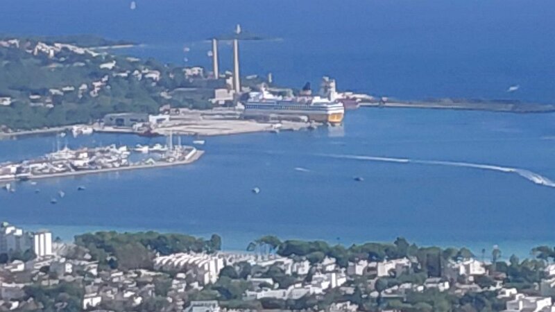 251016_Schiff.jpg - Mallorca-Wanderungen Oktober 2025 - 16.10.25 - Puig Sant Martí  (210 Hm, 7 km,12k)  Schiff im Hafen