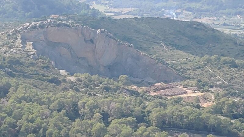 251016_Steinbruch.jpg - Mallorca-Wanderungen Oktober 2025 - 16.10.25 - Puig Sant Martí  (210 Hm, 7 km,12k)  Steinbruch