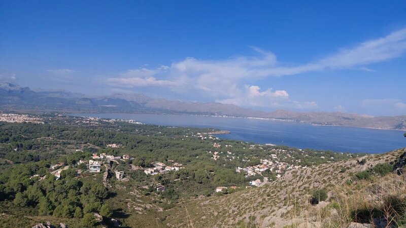 251017_Bucht_Pollenca.jpg - Mallorca-Wanderungen Oktober 2025 - 17.10.25 - Talaia d' Alúdia  (470 Hm, 11 km, 20k)  Bucht von Pollenca