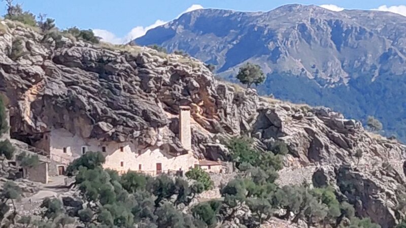 251019_Hoehlenhaeuser.jpg - Mallorca-Wanderungen Oktober 2025 - 19.10.25 - Sonntagswanderung  (490 Hm, 21 km, 35k)  Höhlenhäuser 